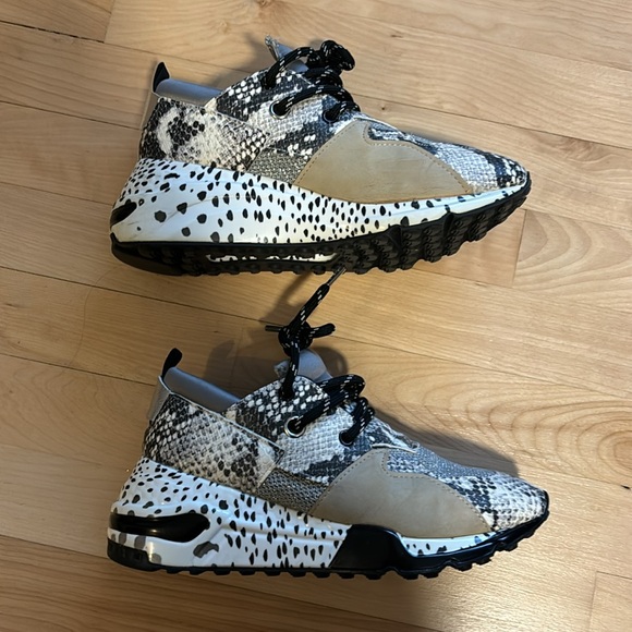 Matching Steve Madden sneakers and cross body bag - Picture 4 of 13